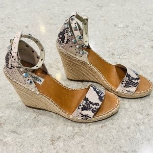 LIKE NEW: Steve Madden  Studded Wedge Sz 9